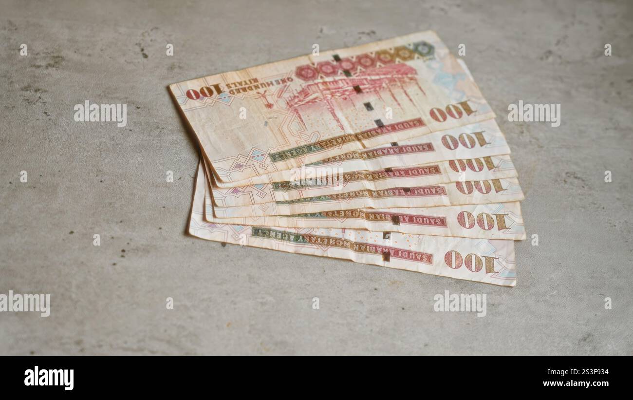 100 riyal hi-res stock photography and images - Alamy