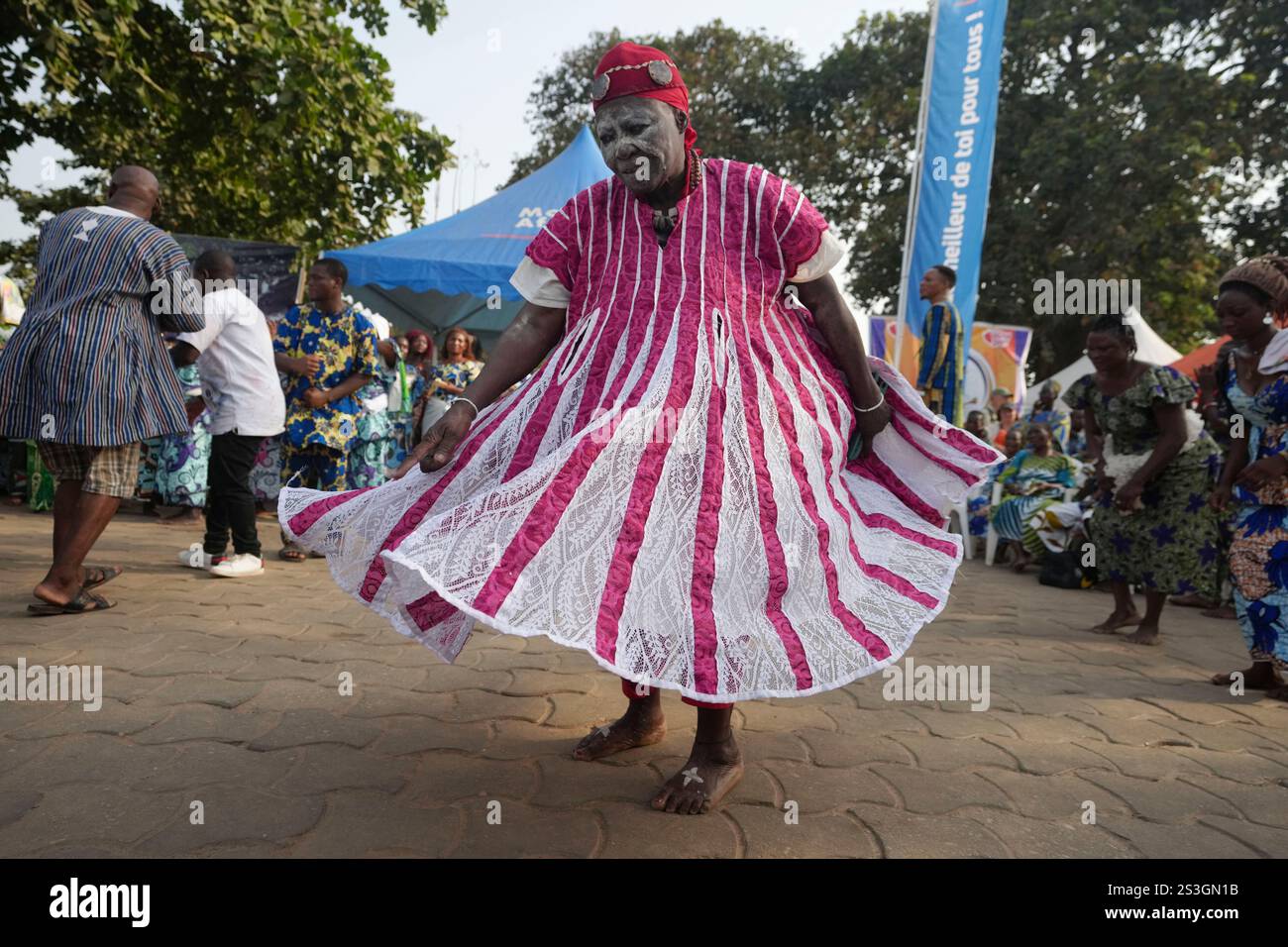 Voodoo worshippers dance ahead of the annual Voodoo Festival in Ouidah ...
