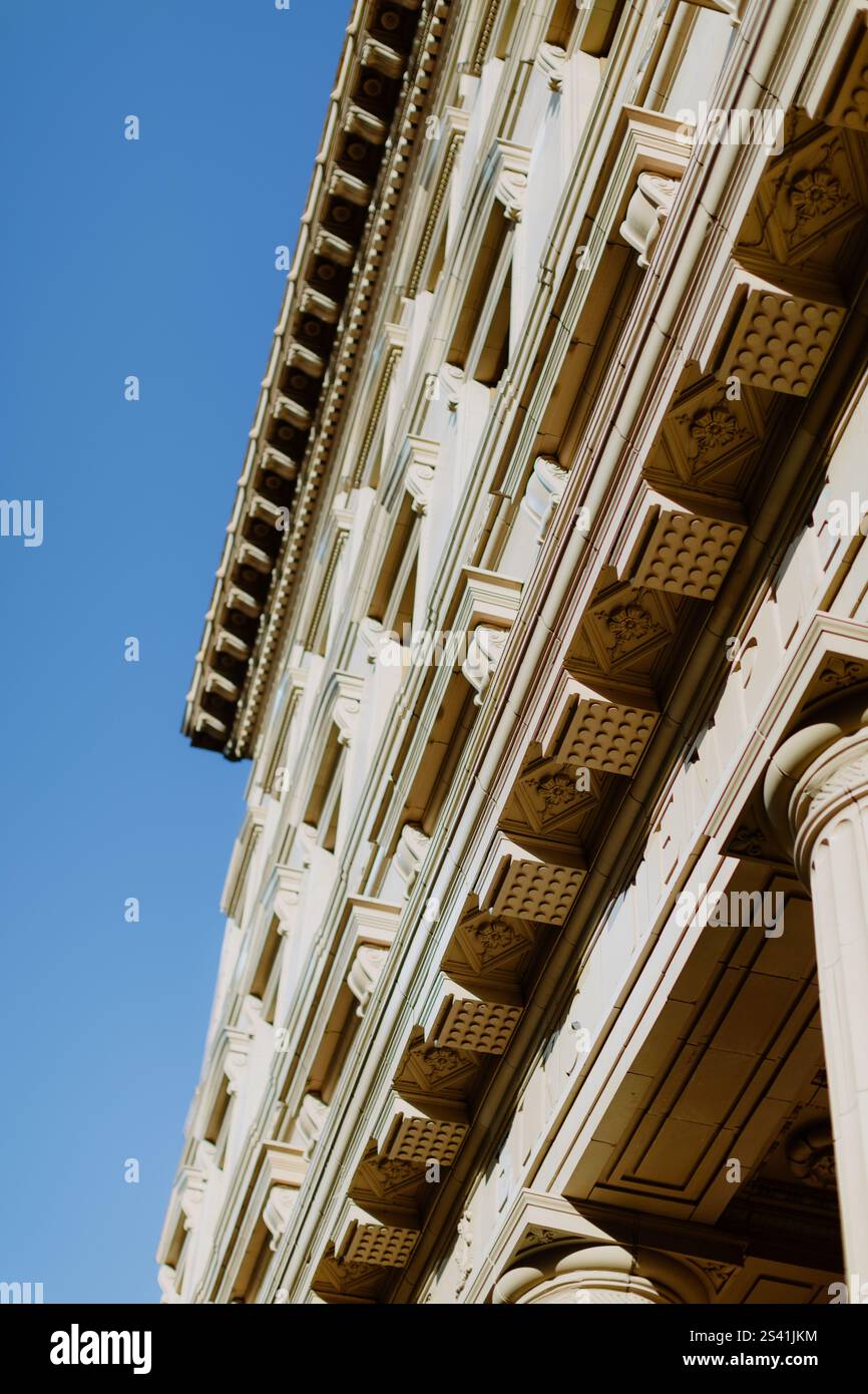 Elegant building grand columns hi-res stock photography and images - Alamy