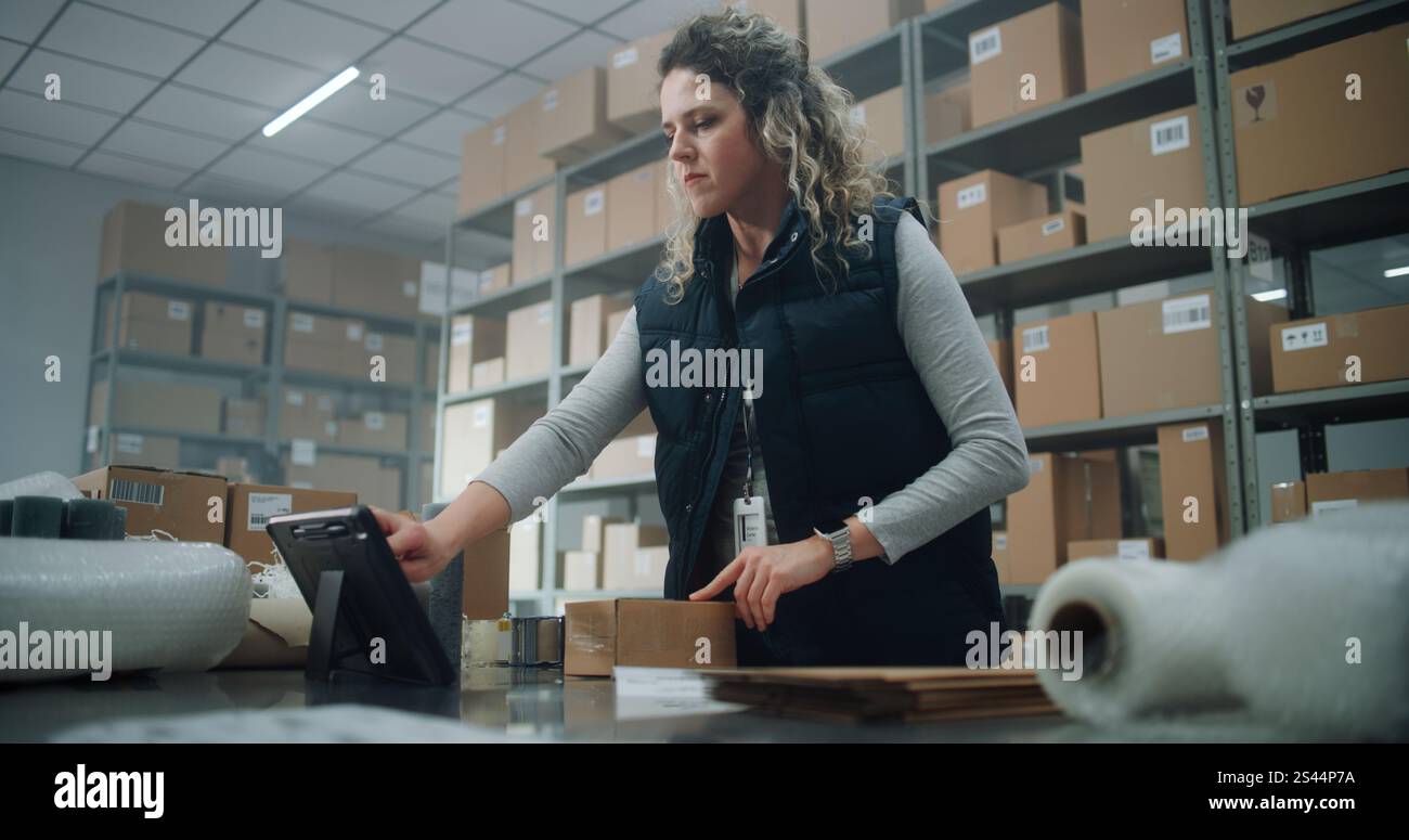 Female warehouse worker packs hi-res stock photography and images - Alamy