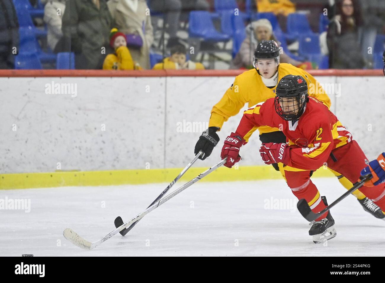 (250110) -- ZAGREB, Jan. 10, 2025 (Xinhua) -- Zhou Zijian (R) of China ...