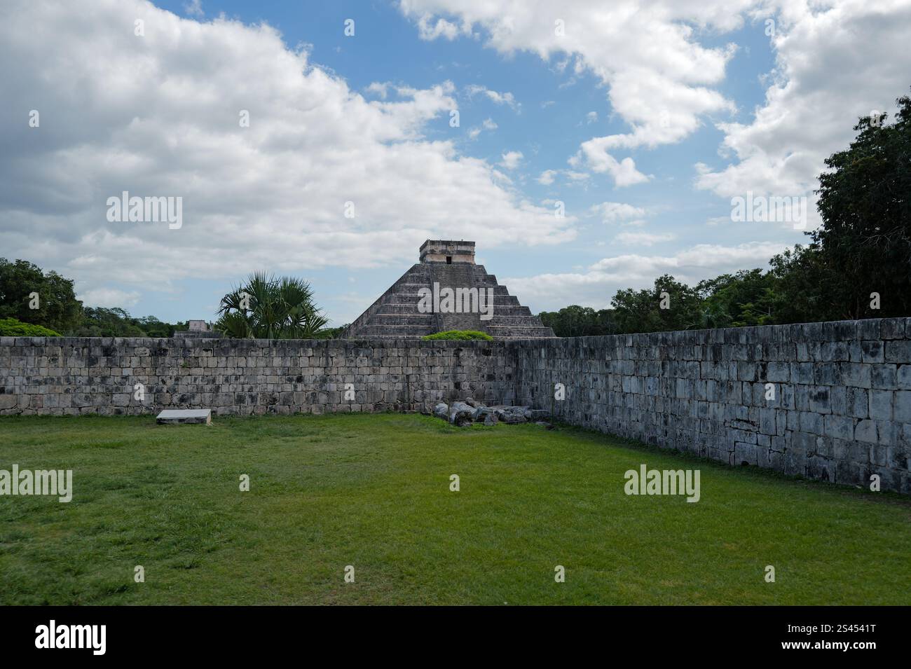 Iconic ancient Mayan religious ruins of Chichén-Itzá in the heart of ...