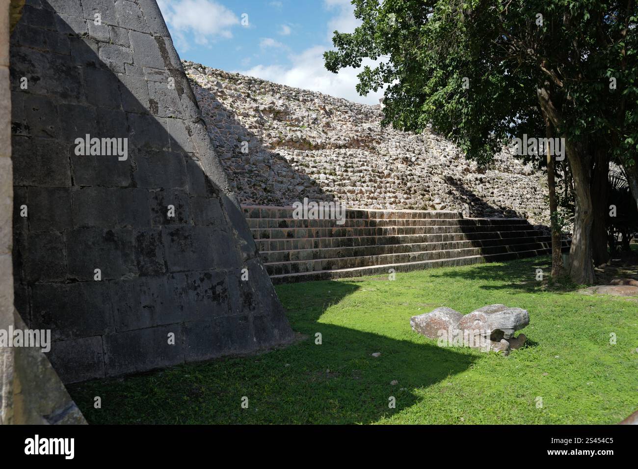 Iconic ancient Mayan religious ruins of Chichén-Itzá in the heart of ...