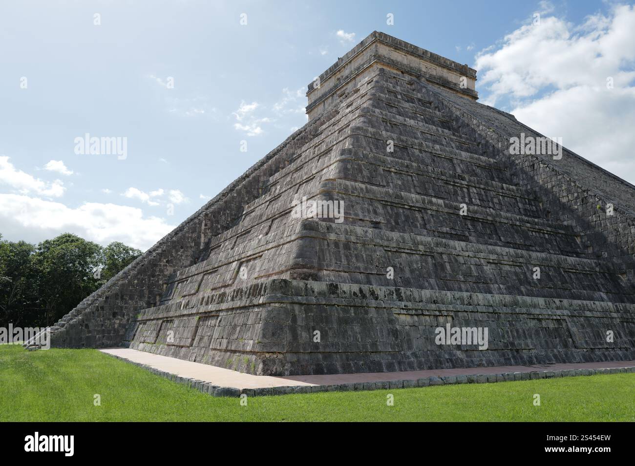 Iconic ancient Mayan religious ruins of Chichén-Itzá in the heart of ...