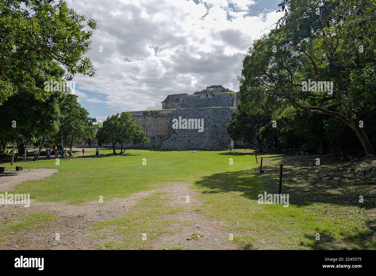 Iconic ancient Mayan religious ruins of Chichén-Itzá in the heart of ...