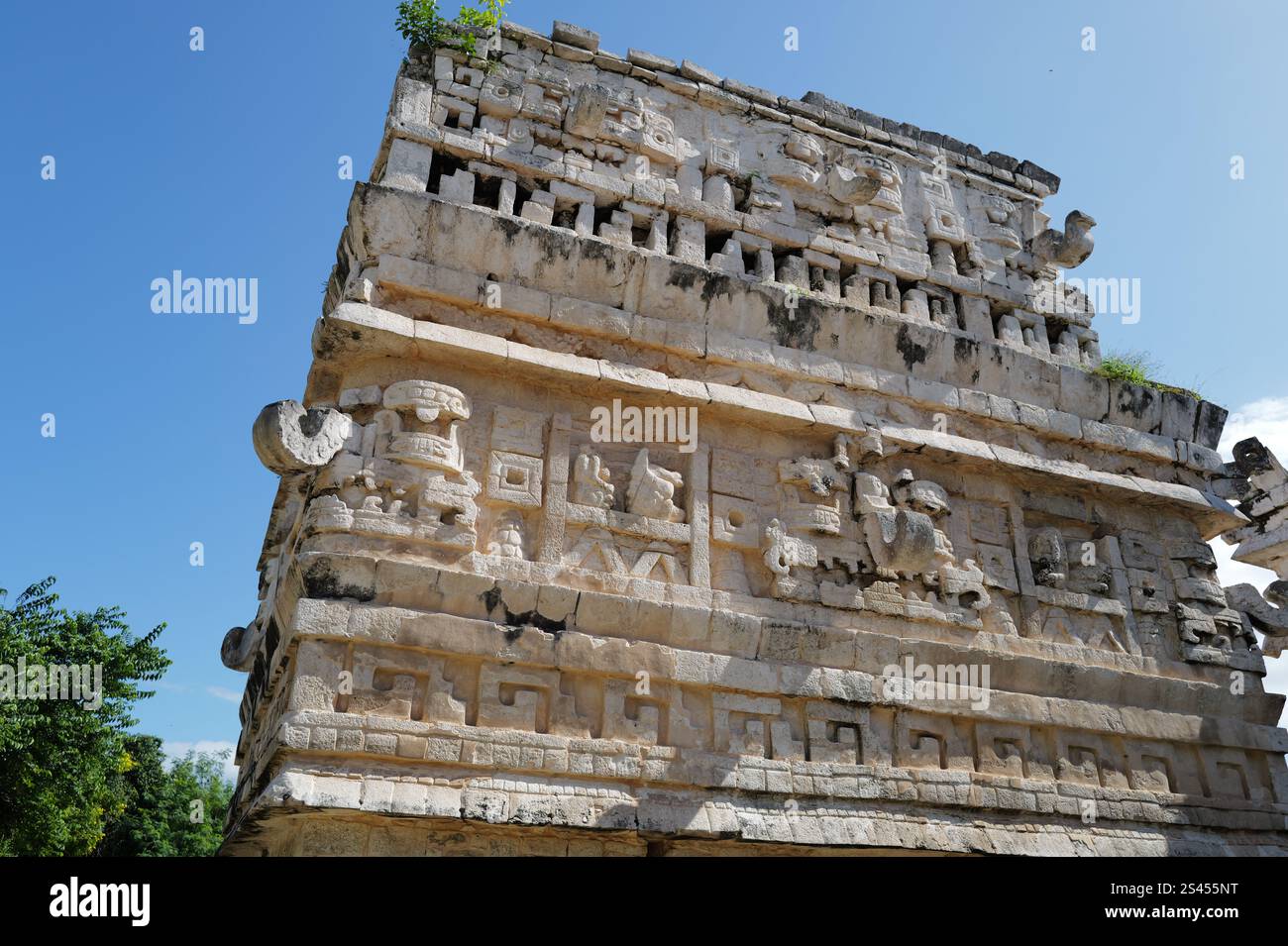 Iconic ancient Mayan religious ruins of Chichén-Itzá in the heart of ...