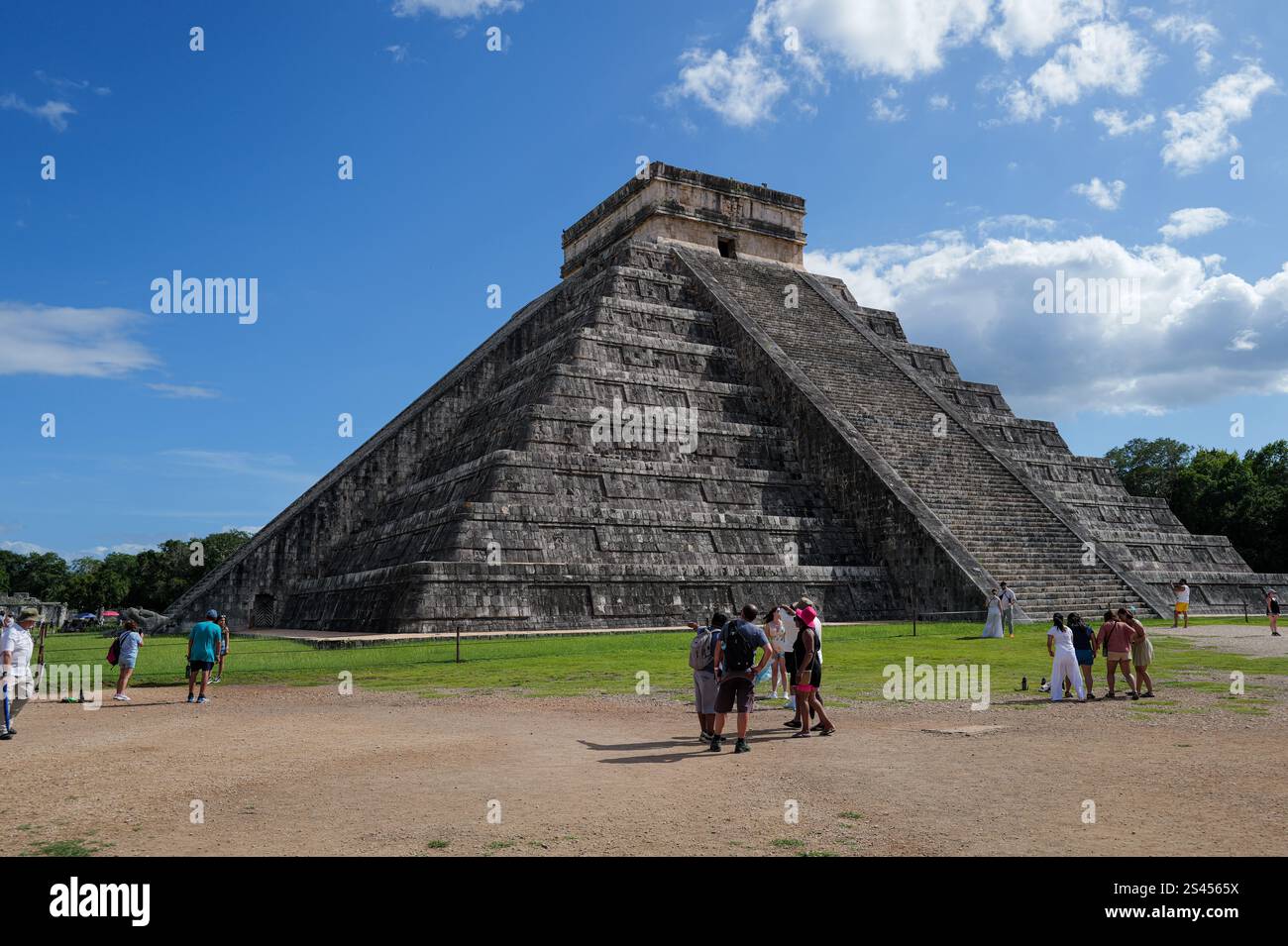 Iconic ancient Mayan religious ruins of Chichén-Itzá in the heart of ...