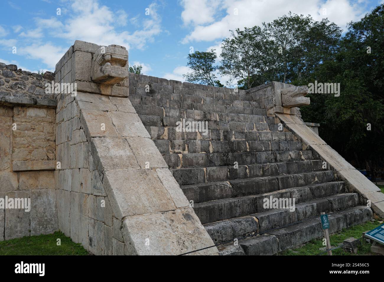 Iconic ancient Mayan religious ruins of Chichén-Itzá in the heart of ...