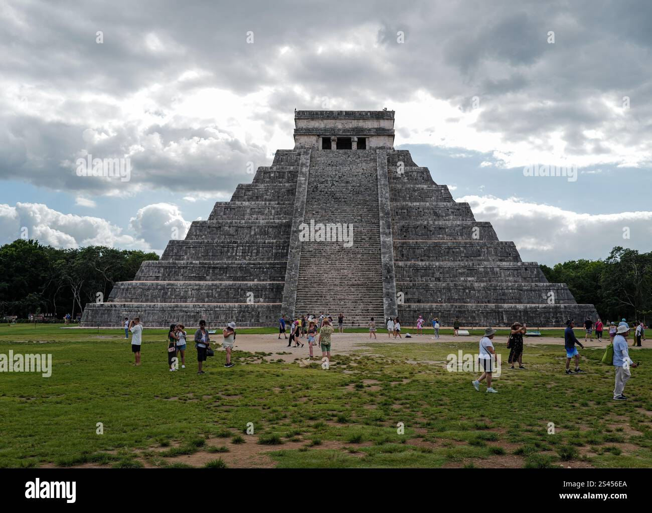 Iconic ancient Mayan religious ruins of Chichén-Itzá in the heart of ...