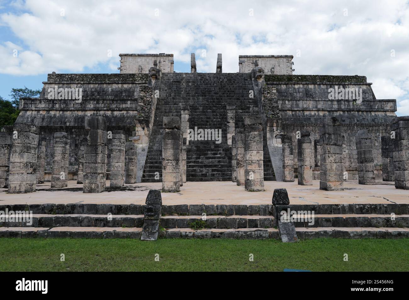 Templo de los guerreros carvings hi-res stock photography and images ...