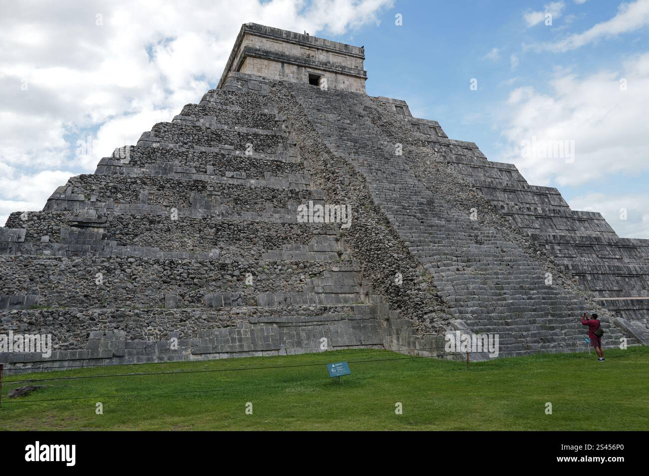 Iconic ancient Mayan religious ruins of Chichén-Itzá in the heart of ...