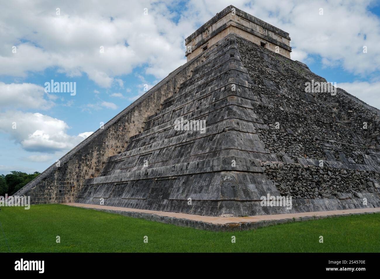 Iconic ancient Mayan religious ruins of Chichén-Itzá in the heart of ...