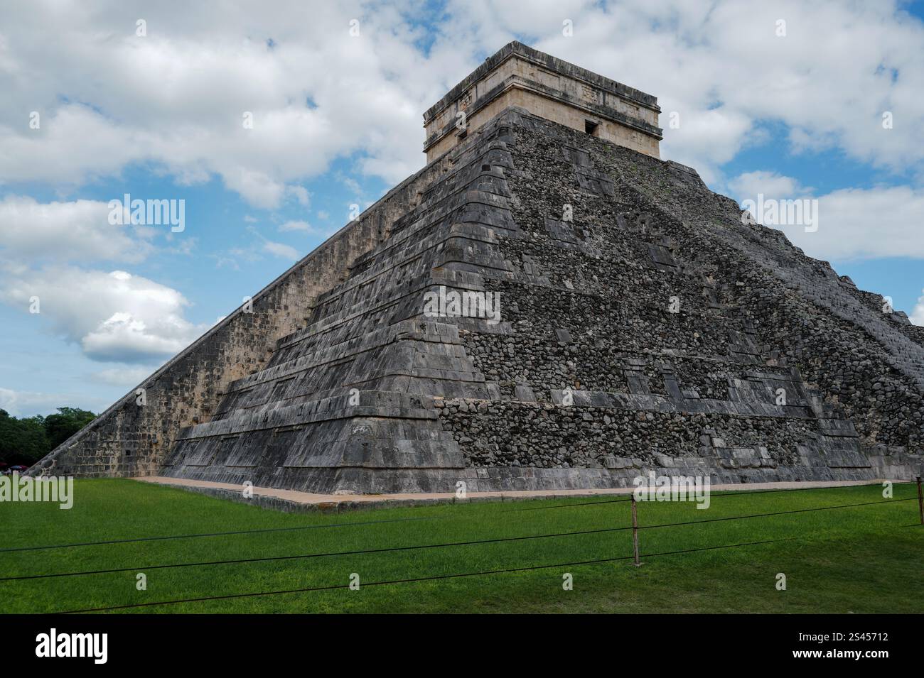 Iconic ancient Mayan religious ruins of Chichén-Itzá in the heart of ...
