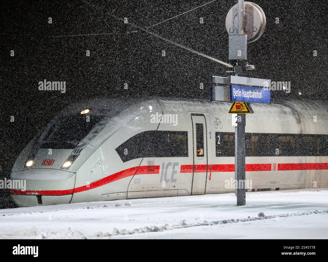 Berlin, Germany. 05th Jan, 2025. An ICE train leaves Berlin's main ...