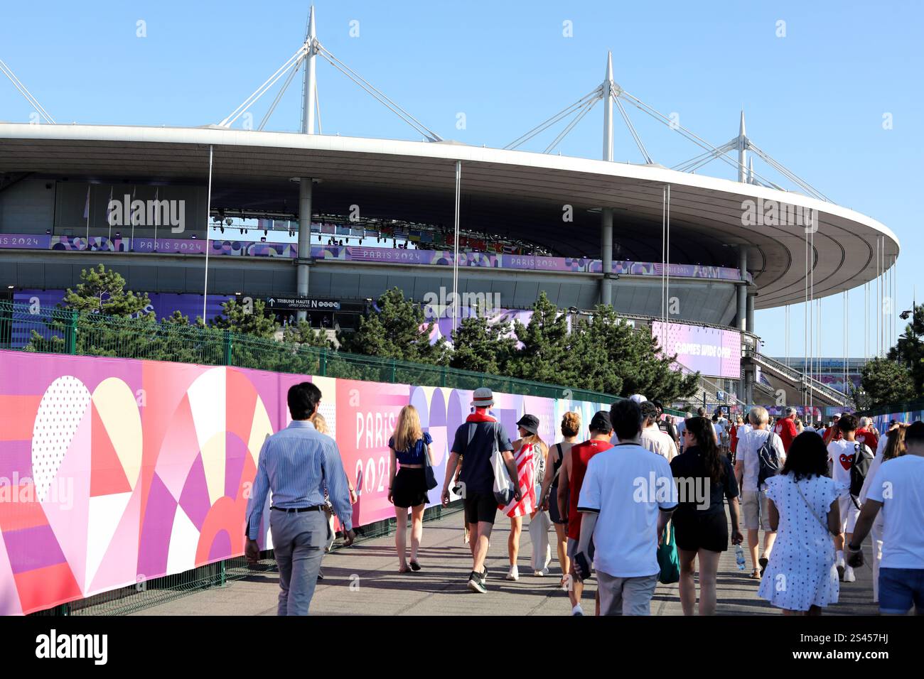 General views of the Paris 2024 Olympics taken from a fans perspective including Keely Hodgkinson's gold medal 800 metres win, Paris, France, Europe. Stock Photo