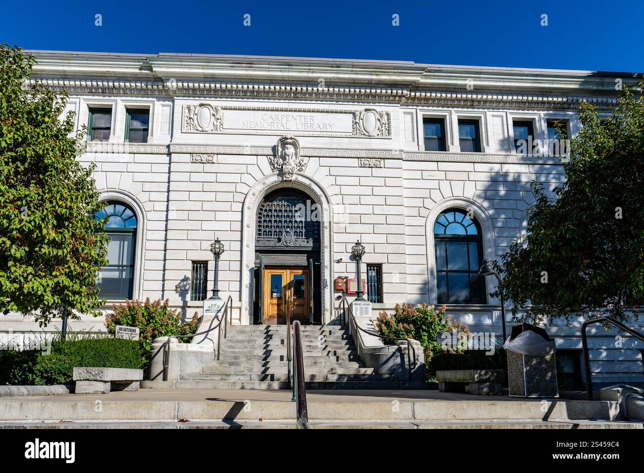 Manchester, New Hampshire - Oct. 9, 2024: The Manchester City Library is housed in the Carpenter Memorial Building since 1914. Stock Photo