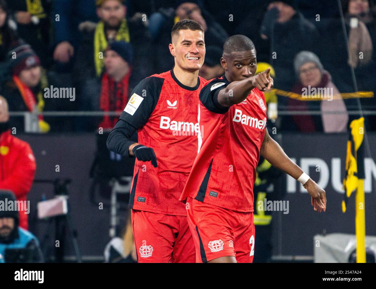 Patrik Schick (Bayer 04 Leverkusen, 14) und Nordi Mukiele (Bayer 04