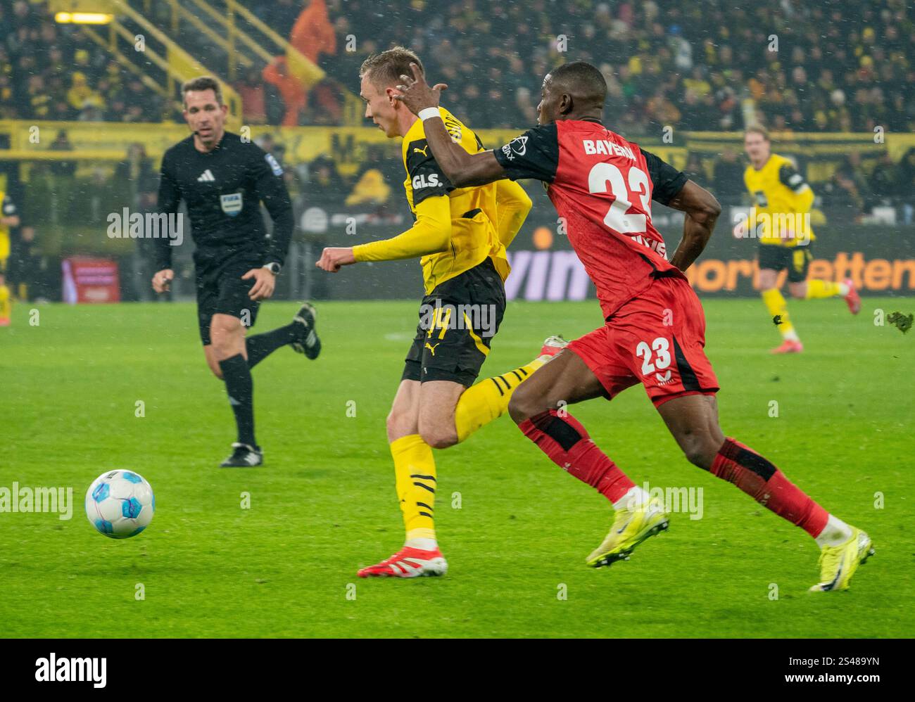 Maximilian Beier (Borussia Dortmund, 14) und re. Nordi Mukiele (Bayer