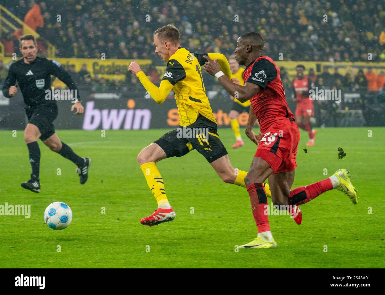 Maximilian Beier (Borussia Dortmund, 14) und re. Nordi Mukiele (Bayer