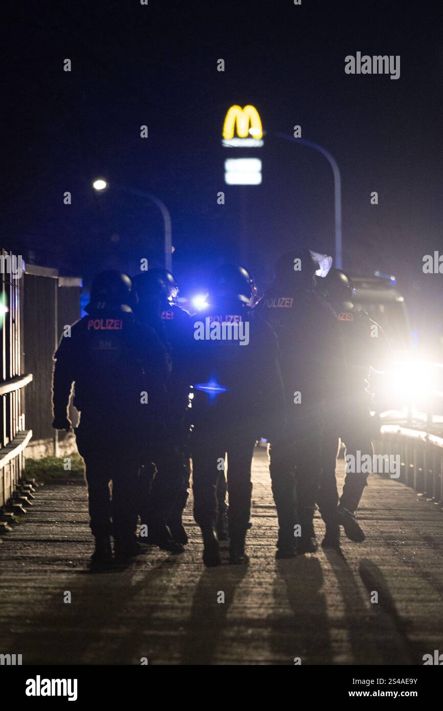 Riesa, Germany. 11th Jan, 2025. Police officers accompany a protest ...