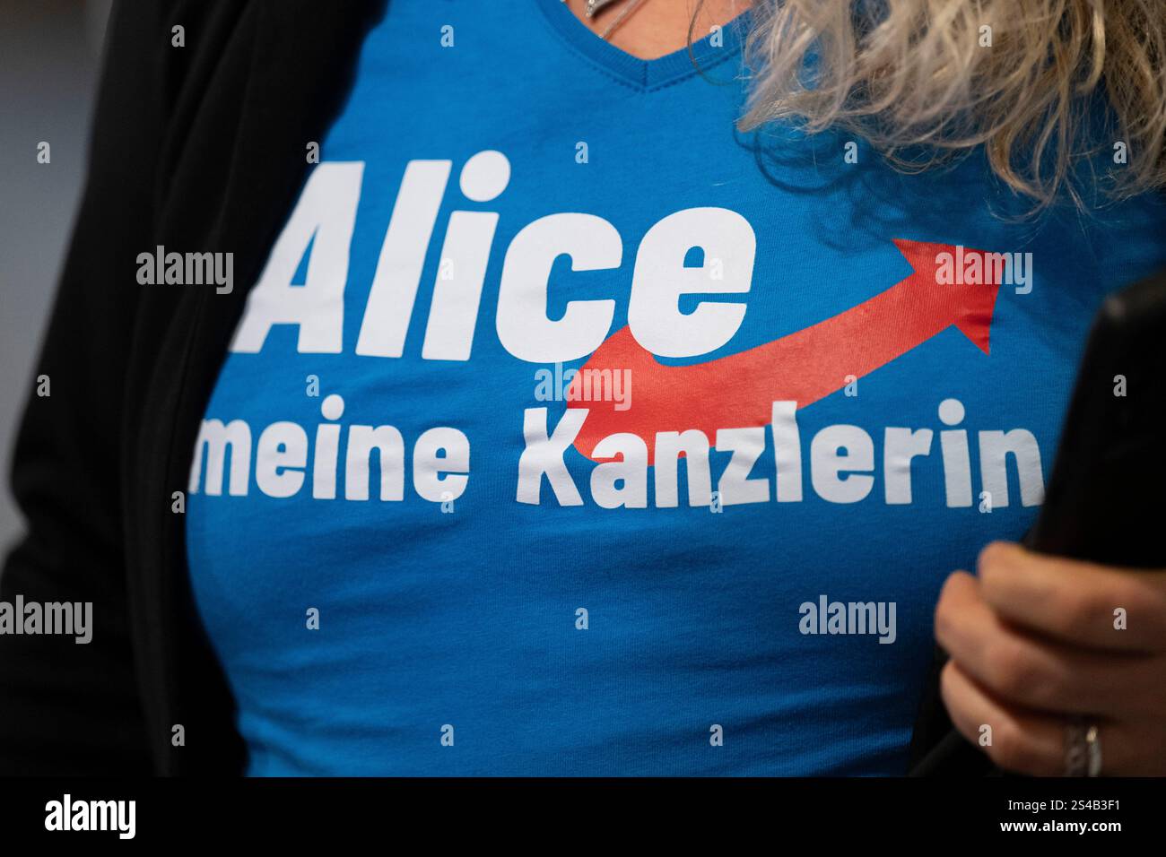 Riesa, Germany. 11th Jan, 2025. A participant at the AfD federal party ...