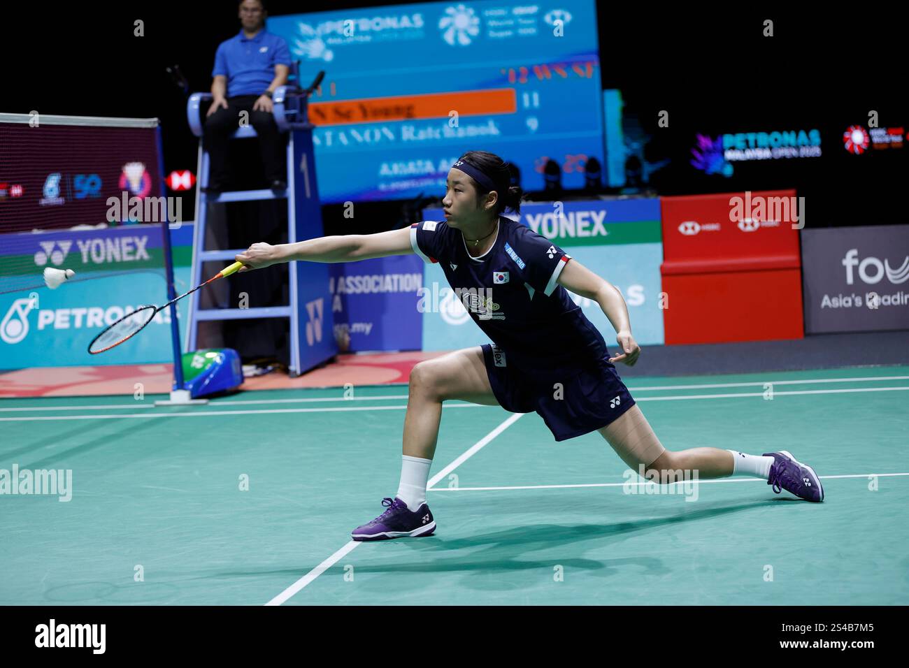 An Se Young of Korea plays against Ratchanok Intanon of Thailand during