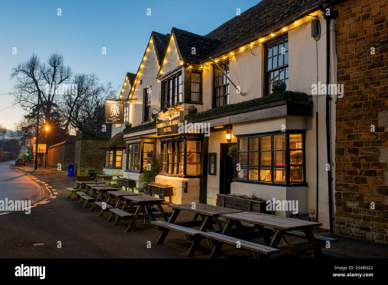 The Deddington Arms Hotel at dusk in winter. Deddington, Oxfordshire, England Stock Photo