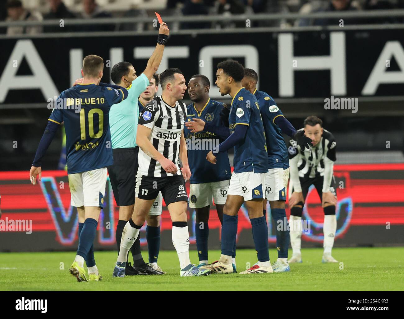 Almelo, Netherlands. 11th Jan, 2025. ALMELO, NETHERLANDS - JANUARY 11: Referee Serdar Gozubuyuk shows red card to MarvinYoung of Sparta Rotterdam during the Dutch Eredivisie match between Heracles Almelo and Sparta at Erve Asito on January 11, 2025 in Almelo, Netherlands. (Photo by Peter Lous/Orange Pictures) Credit: Orange Pics BV/Alamy Live News Stock Photo