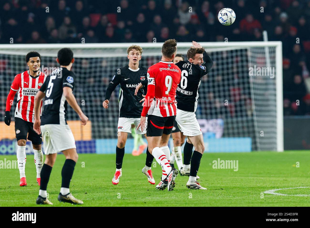 Eindhoven, Netherlands. 11th Jan, 2025. EINDHOVEN, 11-01-2025. Philips stadium. Eredivisie football season 2024/2025. PSV - AZ. PSV player Luuk de Jong and AZ player Peer Koopmeiners Credit: Pro Shots/Alamy Live News Stock Photo