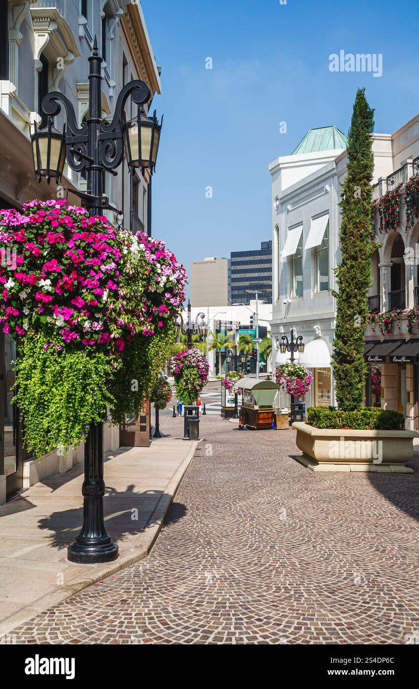 The iconic , exclusive, expensive Rodeo Drive lined with decorative ...