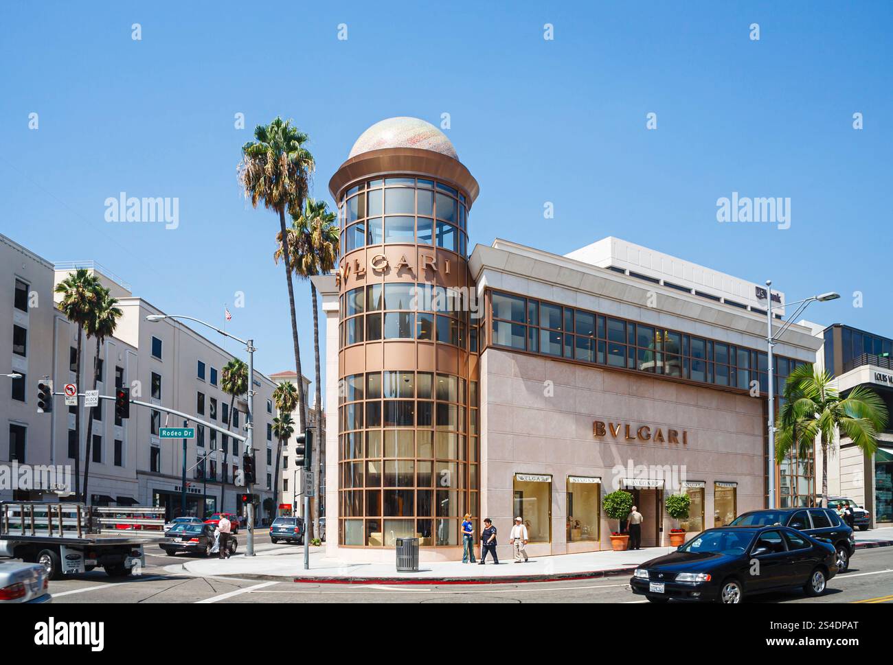 The exterior of the iconic flagship Bulgari jewelery store in Rodeo ...