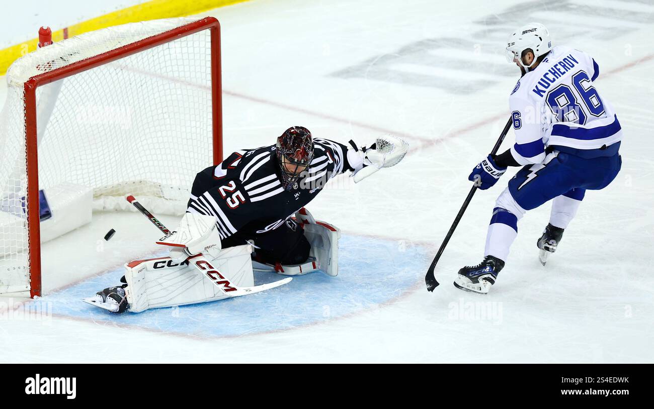Tampa Bay Lightning right wing Nikita Kucherov (86) scores against New