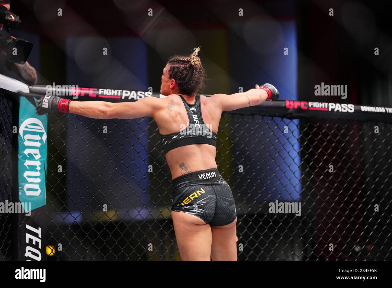 Mackenzie dern and amanda ribas hi-res stock photography and images - Alamy