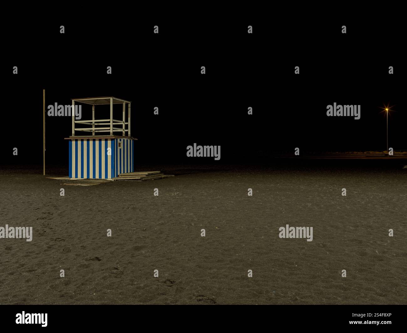Solitary dark wooden cabin hi-res stock photography and images - Alamy