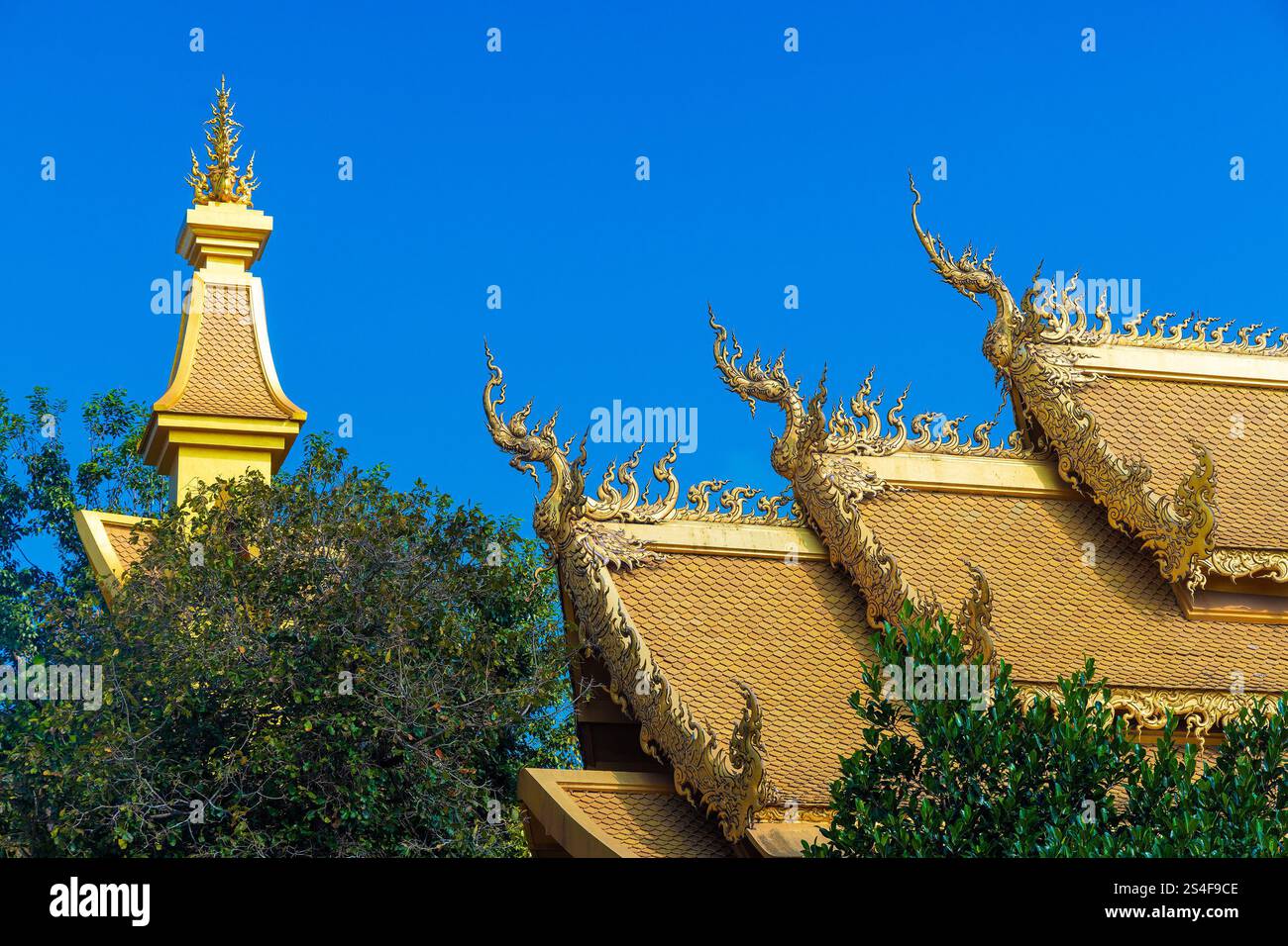 The White Temple in Chiang Rai, Thailand Stock Photo - Alamy