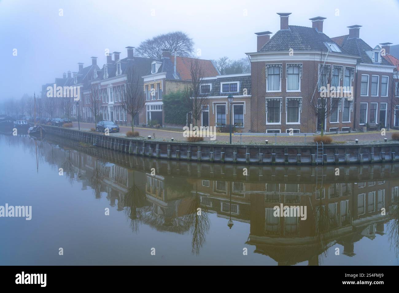 Typische Gracht im winterlichen Nebel, Harlingen, Friesland, Niederlande  |  Typical dutch canal in the winter fog, Harlingen, Friesland, Netherlands Stock Photo