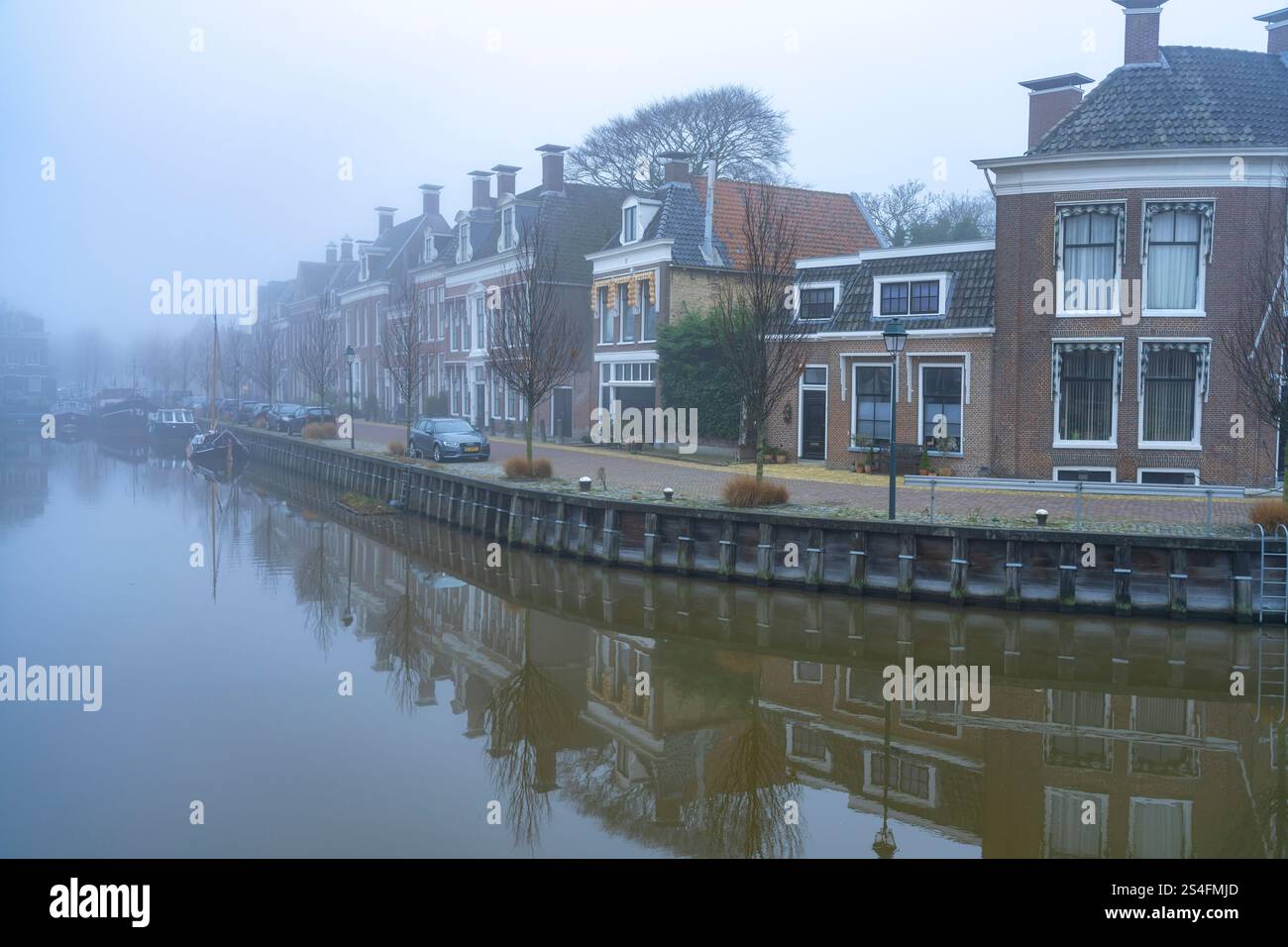 Typische Gracht im winterlichen Nebel, Harlingen, Friesland, Niederlande  |  Typical dutch canal in the winter fog, Harlingen, Friesland, Netherlands Stock Photo