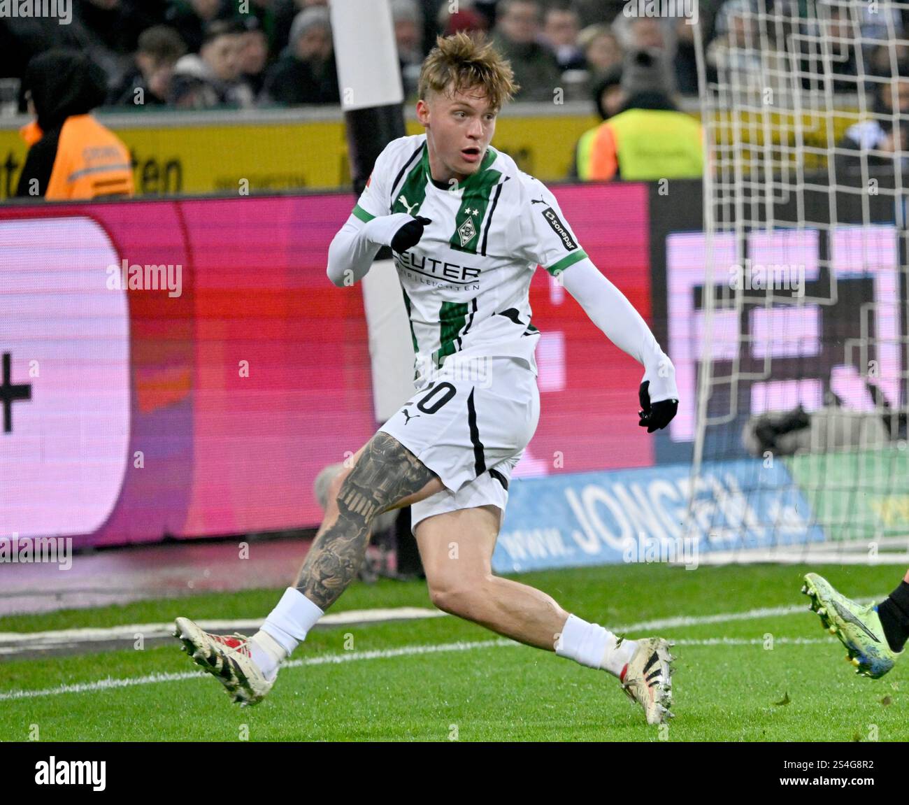Borussia Park Moenchengladbach German 11.01.2025, Football: Bundesliga  Season 2024/25 matchday 16, Borussia Moenchengladbach (BMG, white) vs FC  Bayern Muenchen (FCB, black) — Luca Netz (BMG Stock Photo - Alamy