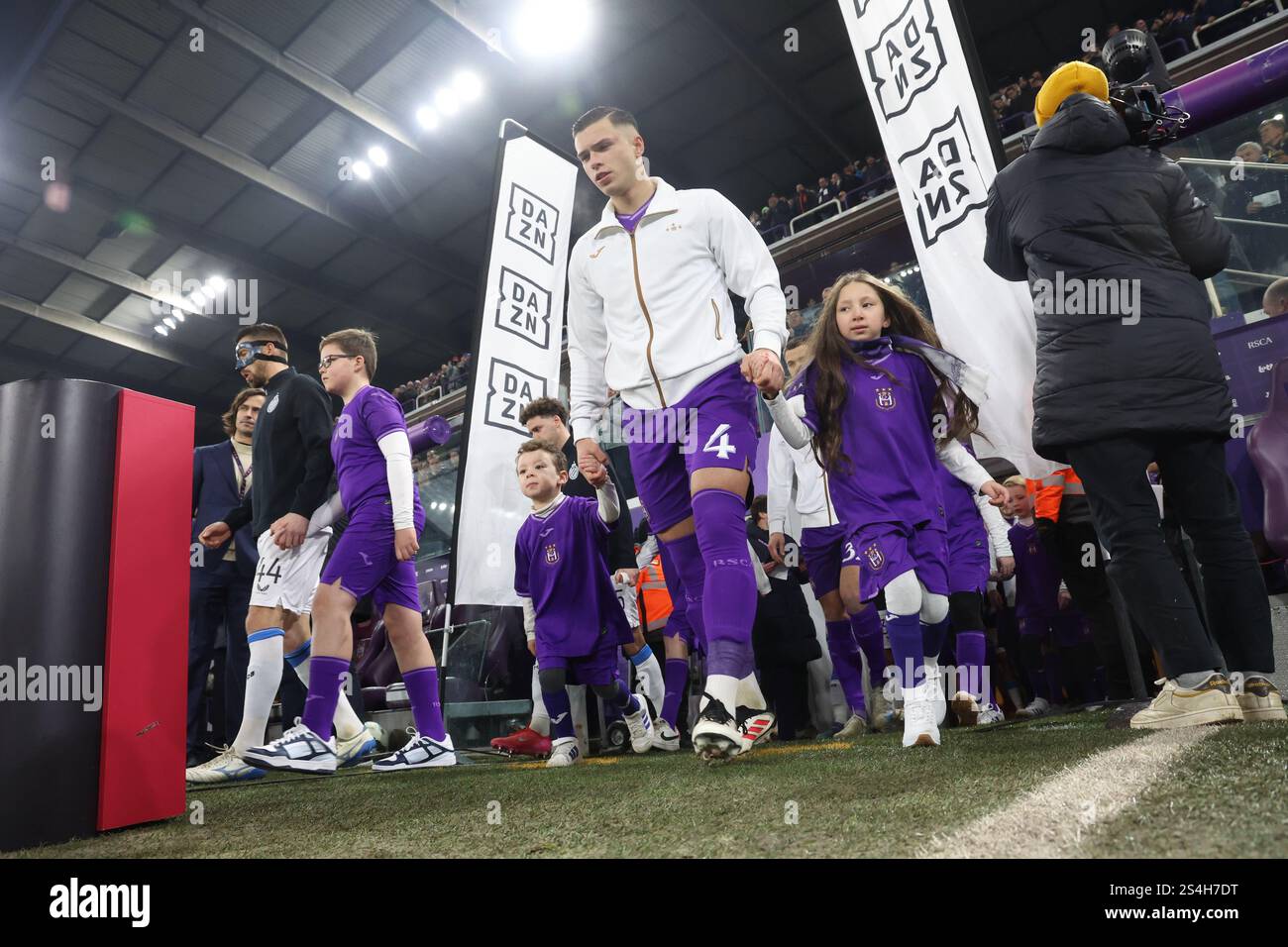 Brussels, Belgium. 12th Jan, 2025. Anderlecht's players pictured at the start of a soccer game between RSC Anderlecht and Club Brugge, Sunday 12 January 2025 in Brussels, on day 21 of the 2024-2025 season of 'Jupiler Pro League' first division of the Belgian championship. BELGA PHOTO VIRGINIE LEFOUR Credit: Belga News Agency/Alamy Live News Stock Photo