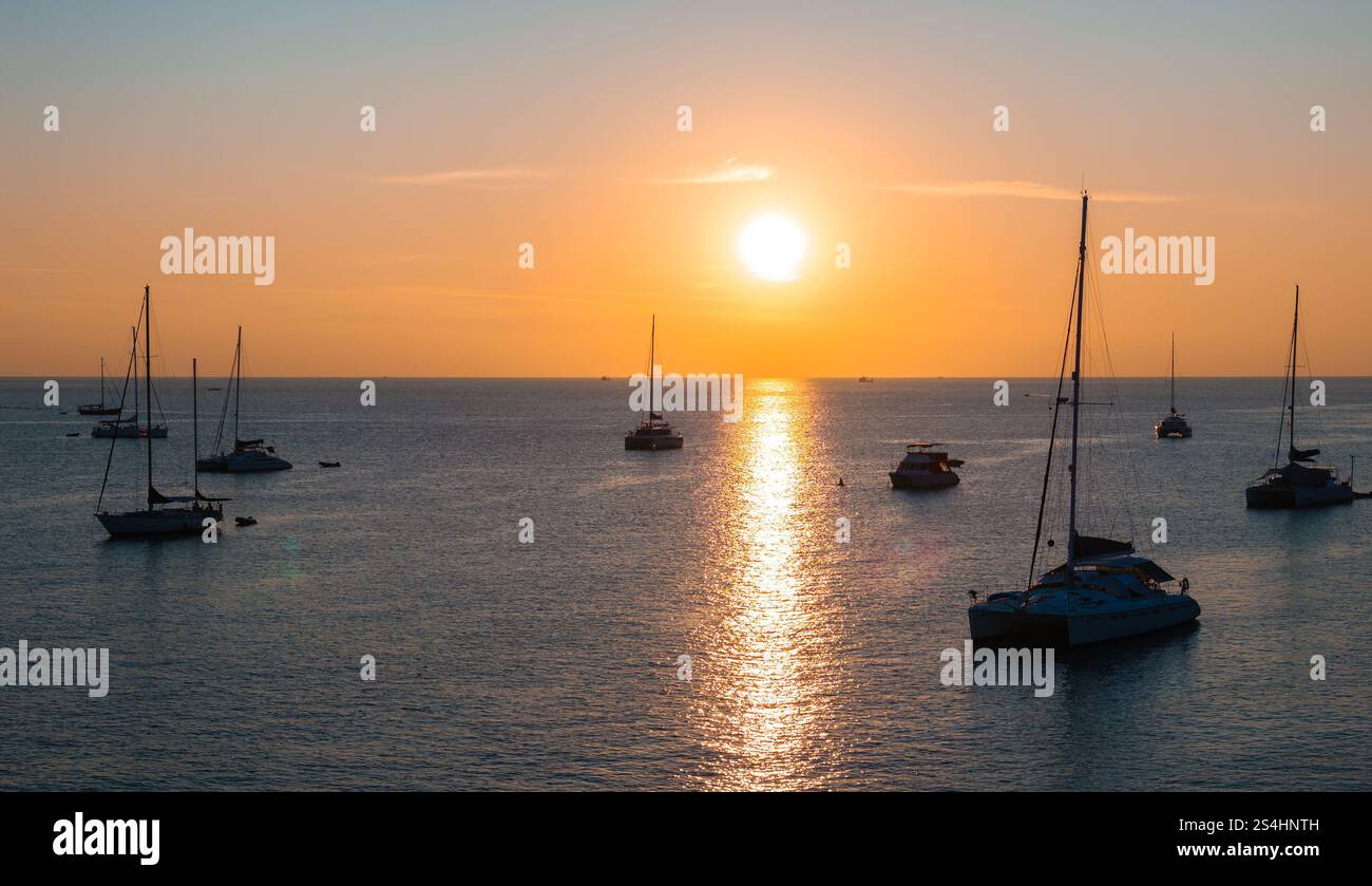 Sunset view boats beach hi-res stock photography and images - Alamy