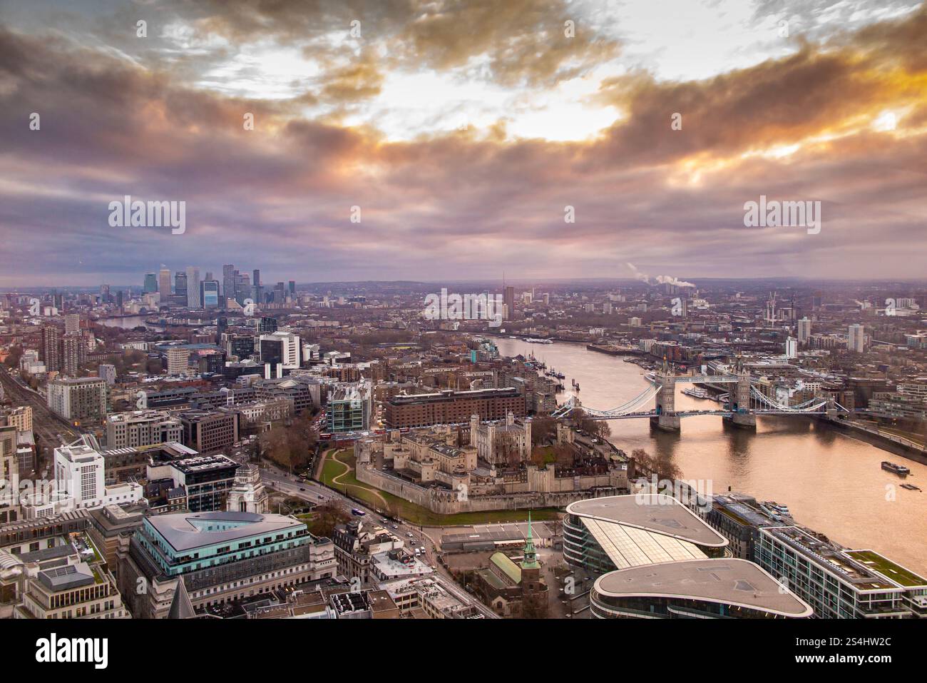 Tower Bridge and the skyscrapers of Canary Wharf and the Docklands in ...