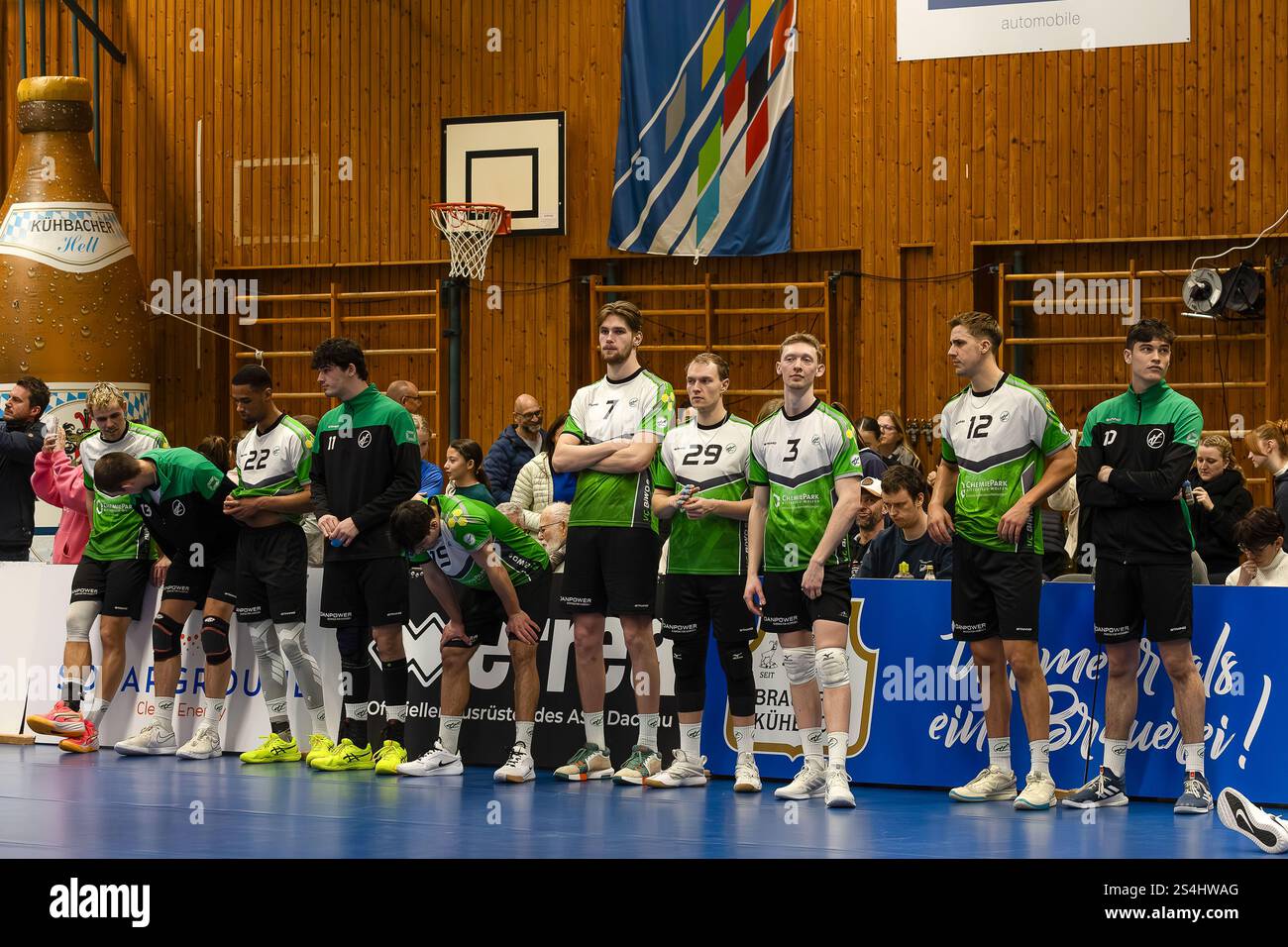 Enttaeuschte Spieler von Bitterfeld-Wolfen nach der Niederlage, Emotionen, Luca Brirup (VC Bitterfeld-Wolfen, #05) mit Pascal Eichler (VC Bitterfeld-Wolfen, #13) und Nick Breitenbach (VC Bitterfeld-Wolfen, #11), mit Lukas Salimi (VC Bitterfeld-Wolfen, #15) und Franz Huether (VC Bitterfeld-Wolfen, #07), mit Lukas Pockrandt (VC Bitterfeld-Wolfen, #29) und Benedikt Gerken (VC Bitterfeld-Wolfen, #03), mit Thomas Heptinstall (VC Bitterfeld-Wolfen, #12), mit Erik Karl Brand (VC Bitterfeld-Wolfen, #10) und Aaron Neumann (VC Bitterfeld-Wolfen, #22),  GER, ASV Dachau vs. VC Bitterfeld-Wolfen, Volleybal Stock Photo