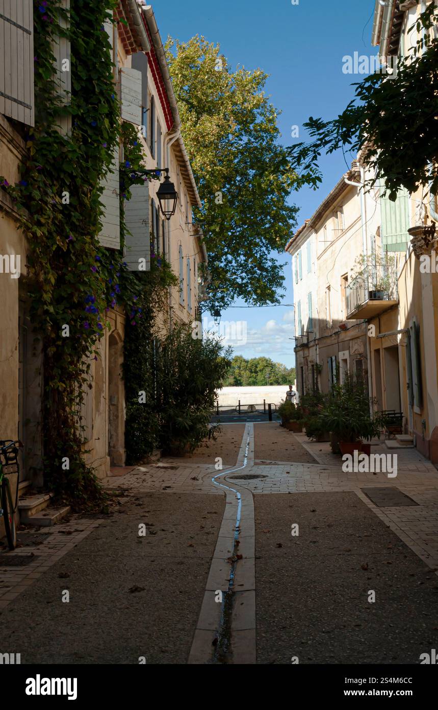 Arles, typical narrow street in quartier de la Roquette, near the quai of Rhône river, Bouches du Rhône, Provence-Alpes-Côte d'Azur, France Stock Photo