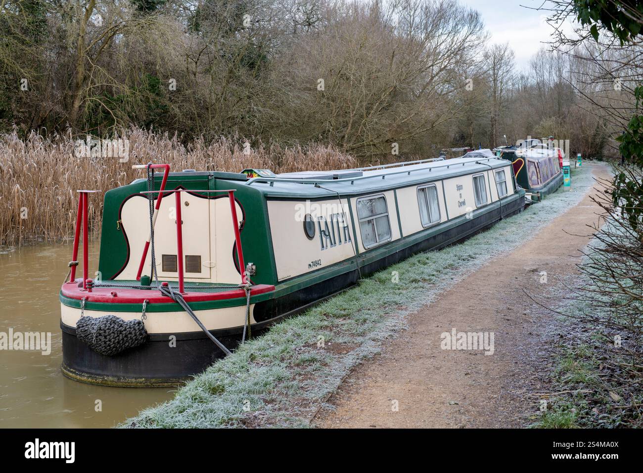 Narrowboats on the oxford canal on a frosty January morning, Shipton on cherwell, Oxfordshire, England Stock Photo
