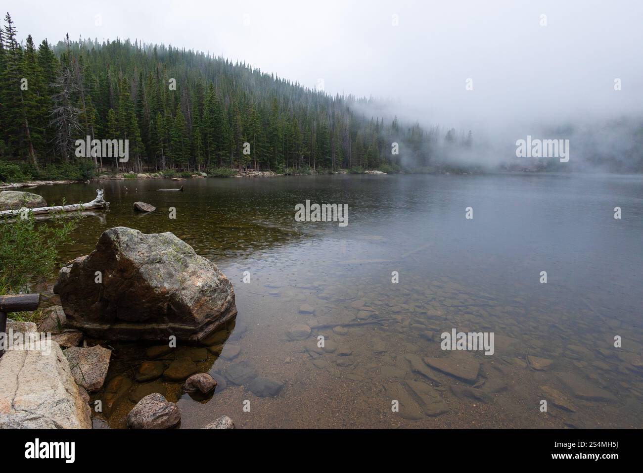 Dense fog envelops rocky mountain hi-res stock photography and images ...