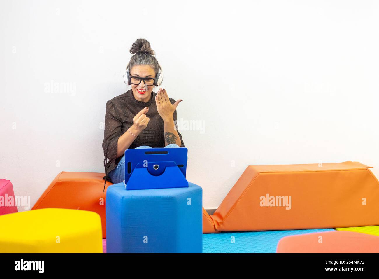 Student tablet sign language hi-res stock photography and images - Alamy