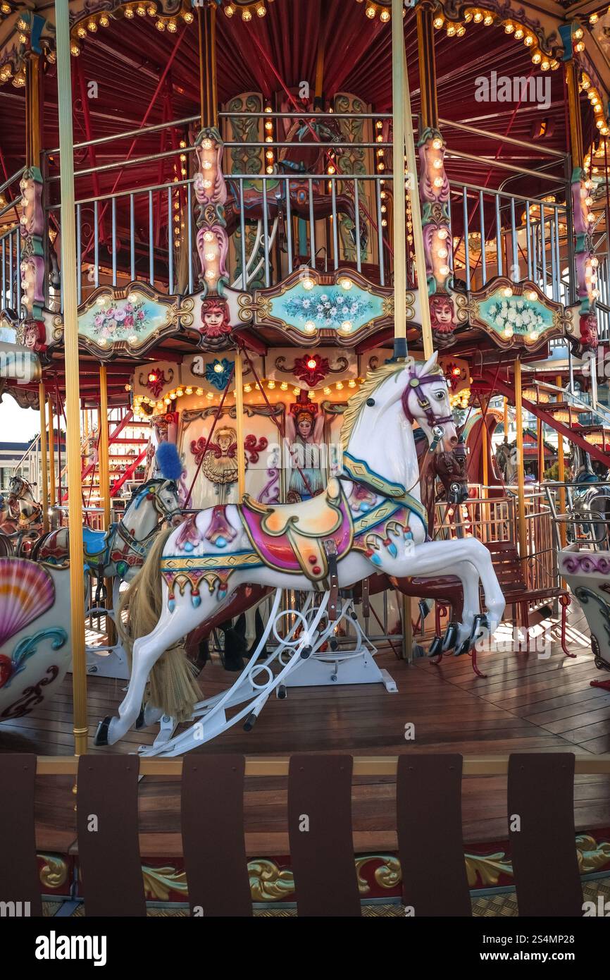 MANEGES DAUTREFOIS メリーゴーランド The merry-go-rounds, booths and showfronts: an overview of