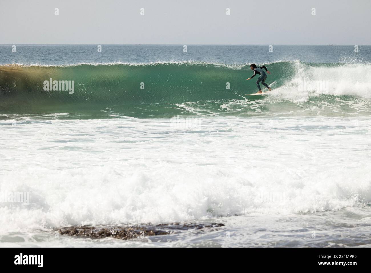 Surfer and cliff hi-res stock photography and images - Alamy