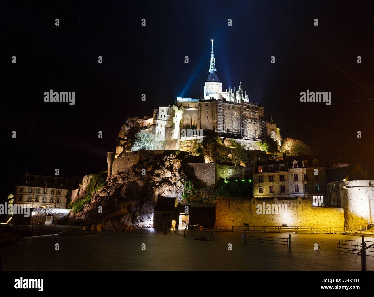mont-saint-michel-night-view-built-in-the-xi-xvi-centuries-the-main