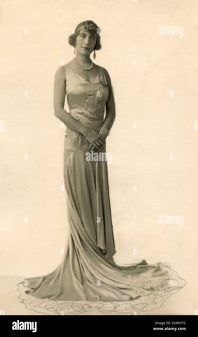 Fashion 1920s woman wearing dress hi-res stock photography and images -  Alamy